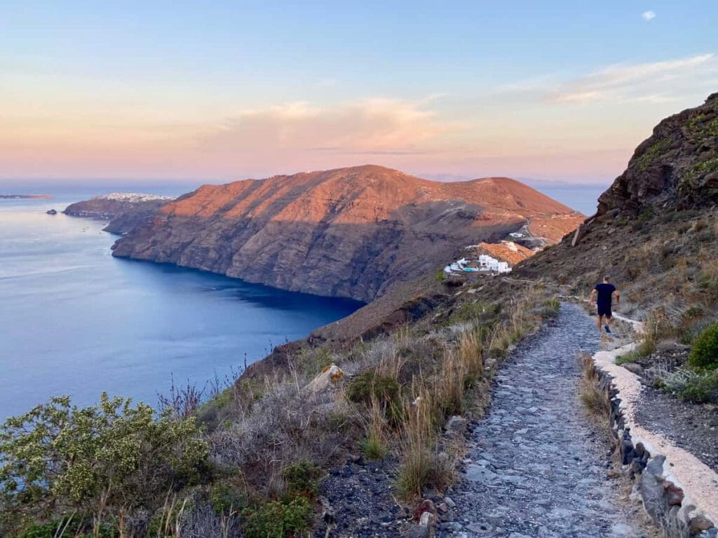 hike from Fira to Oia