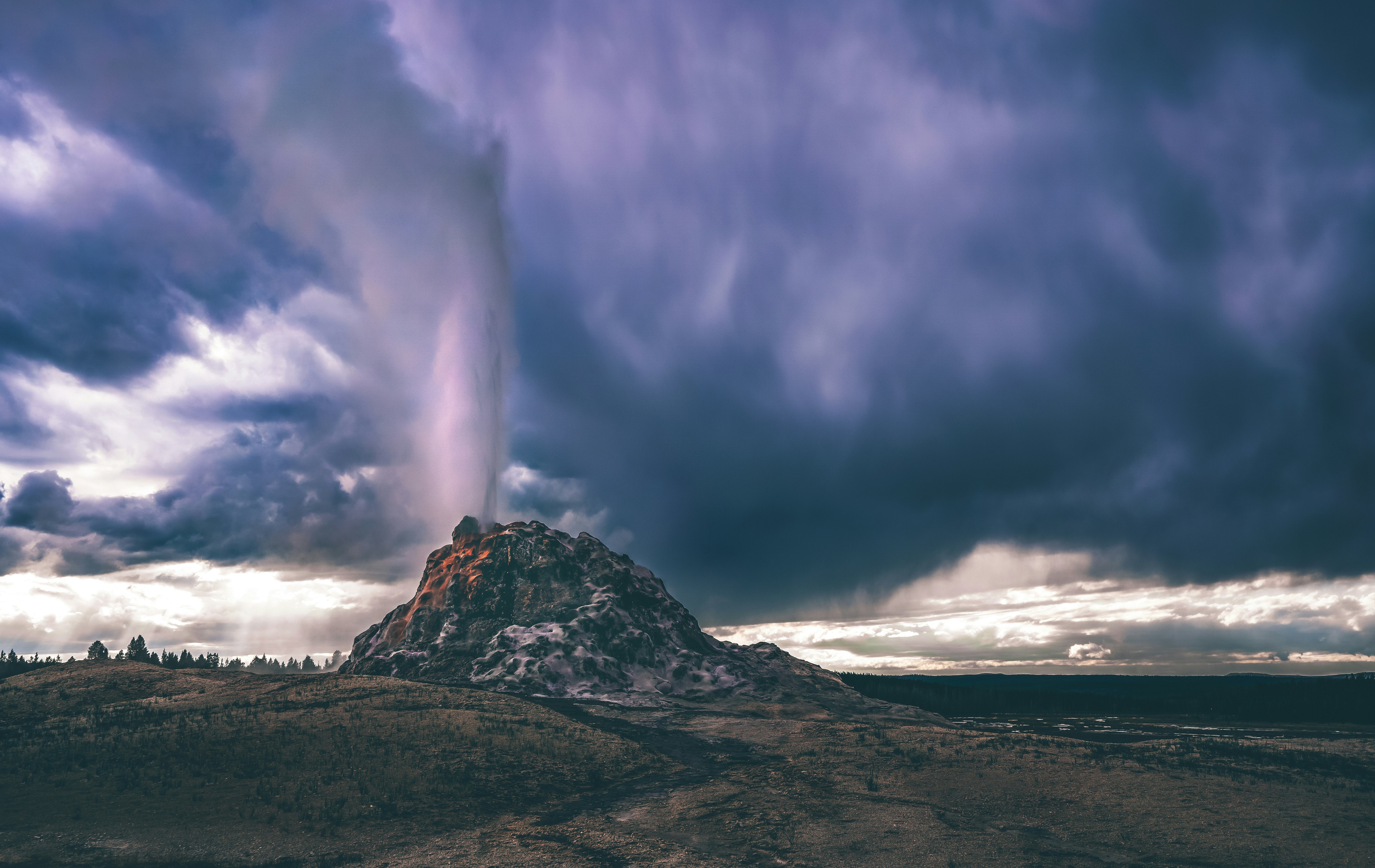 Yellowstone Volcano: A 2025 Exploration of Science, Safety & Spectacular Scenery