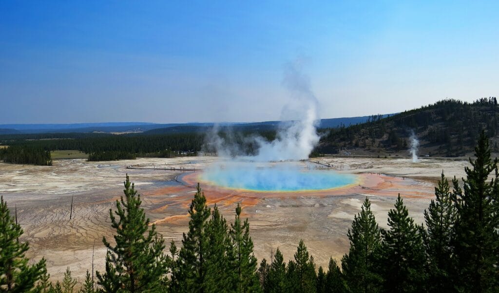 Yellowstone Volcano: A 2025 Exploration of Science, Safety & Spectacular Scenery