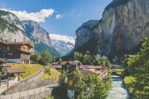 Best Time to Visit Switzerland – A Complete Guide to Alpine Beauty Year-Round 10 Picturesque Swiss alpine village