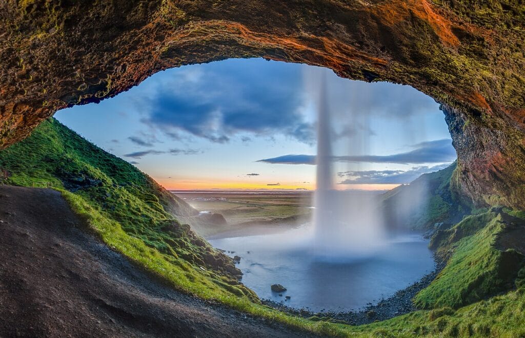 The Ultimate 7-Day Itinerary for Iceland: Waterfalls, Glaciers, and Northern Wonders 8 Seljalandsfoss