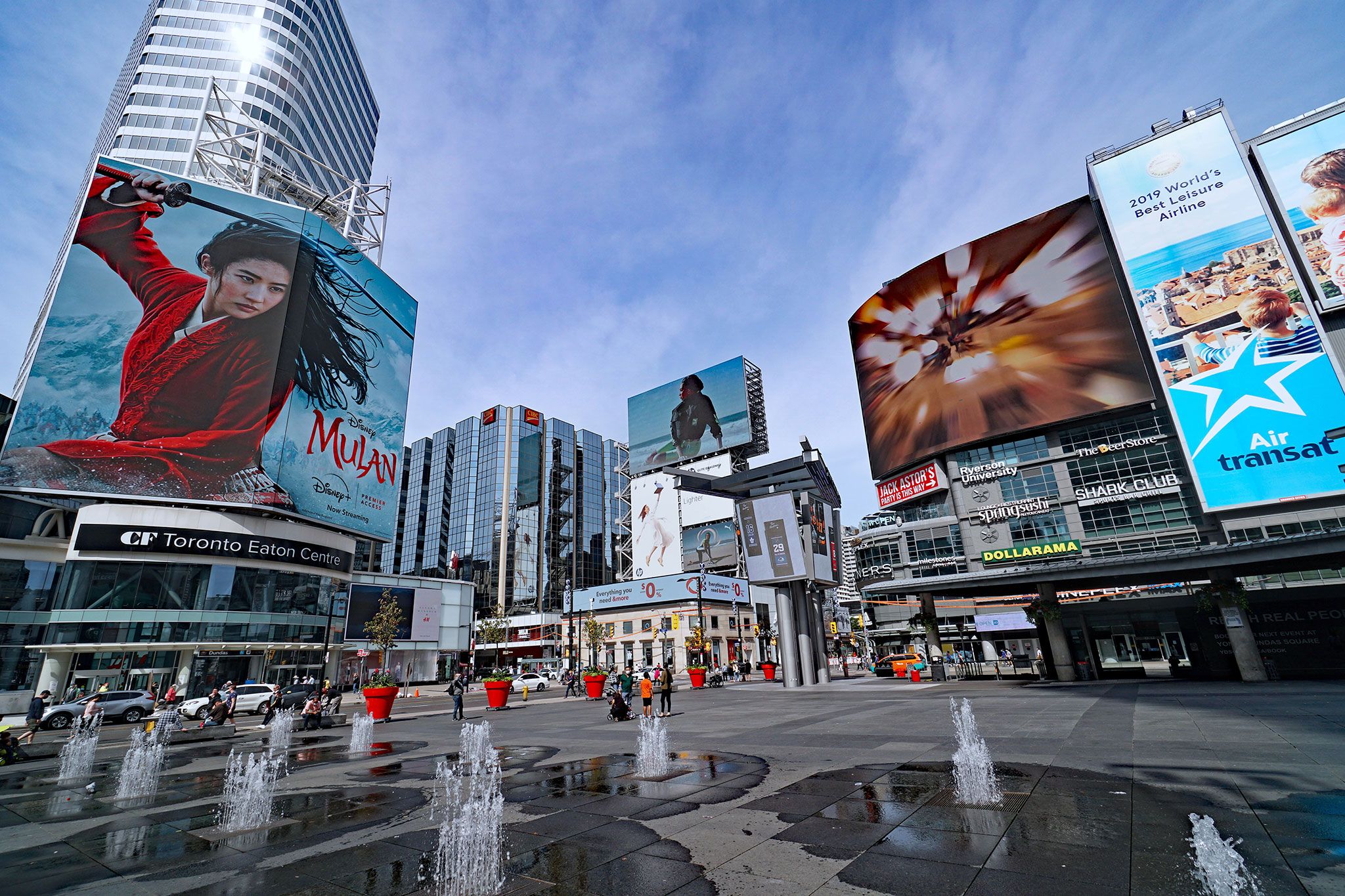 Dundas Square Guide: Best Things to Do at Yonge Dundas Square