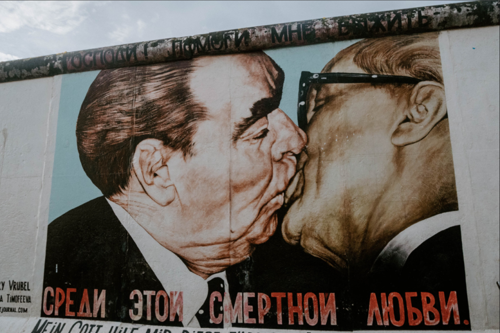 Brotherly Kiss, Berlin Wall